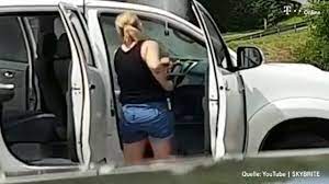 Eine ausnahme stellt zum beispiel die auslösespritze dar, dafür gibt dir dein arzt den zeitpunkt vor. Frau Spritzt Ihren Wagen Auch Von Innen Aus Video