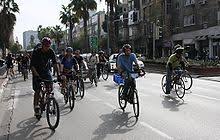 A critical mass is the smallest amount of fissile material needed for a sustained nuclear chain reaction. Critical Mass Aktionsform Wikipedia