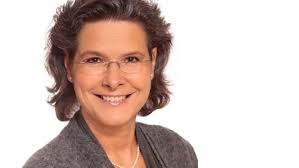 Duck marches toward house to the star wars imperial march, sung terribly by me and my wife. Ann Katrin Martiensen Wechselt An Die Elbchaussee