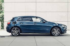 Badged a 250 e, it looks just as good inside and out as the regular car, but boasts the advantage of an with 215bhp from the combined efforts of the engine and motor, the a 250 e is also pretty quick. Vorstellung Mercedes A 250 E Und Mercedes B 250 E Autoscout24
