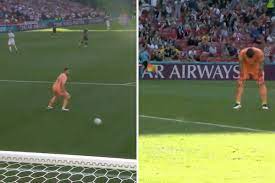Unai simon is going to want this one back. 1a0teg8yjiendm