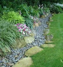 1001 Idees Et Conseils Pour Amenager Une Rocaille Fleurie Charmante Amenagement Jardin En Pente Jardins Idees Jardin