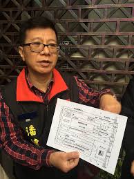文／ 盾牌醫師的 醫療 x 社會論壇 （本文為投書） 說到這位潘懷宗博士，總有人要稱他是潘教授。 他的學歷是：美國艾默理大學神經化學及分析化學博士、 東吳大學理學院化學系學士。 一位醫師拿證據打臉潘懷宗教授：沒有藥師、醫師執照，還拿國營企業的廣告費、來監督國營企業？ è¢«æŒ‡ä»£è¨€ä¸å¯¦æ½˜æ‡·å®—å'Šå§šæ–‡æ™º ç¤¾æœƒ ä¸­æ™‚