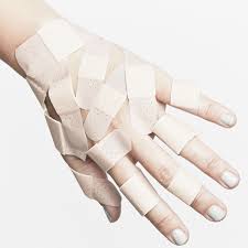 Installez une corde au bout d'un vieux manche à balai. J Ai Les Doigts Gonfles Douleurs Aux Mains Que Faire Femme Actuelle Le Mag