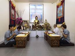 尊胜佛母是三大长寿佛之一 她是在释迦牟尼为协助一个叫善住的天神 免于坠入下三道而化成的 尊胜佛母法会祈请尊胜佛母强大的治愈能量 增长寿命福慧 治病及消诸缩短寿命的灾疾 它也有助于营造有利修行条件 助我们不坠下三道 利益 延寿 消诸缩短寿命的灾疾