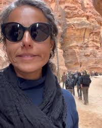 Vou ser um cadim polêmica no post de hoje 😬, Sem passar pro lado, me diz  uma coisa: essa foto te traz uma ideia de paz? Glamour? Venci na vida?  Boletos se tive não me lembro? Rs, Romantizada, né?!, ...