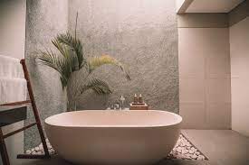 Dalle tonalità del bianco a quelle del marrone, del grigio o del beige, i rivestimenti in pietra naturale aumentano la luminosità e le dimensioni di bagni, soggiorni e camere da letto. Bagni In Pietra Prezzi Di Sanitari E Rivestimenti Tirichiamo It