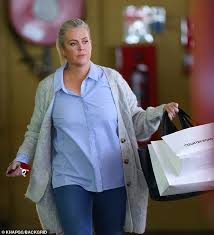 Sunrise host sam armytage and her partner richard lavender have announced some exciting news on instagram. Samantha Armytage Shops Up A Storm In Bondi After Announcing Engagement With Beau Richard Lavender Readsector