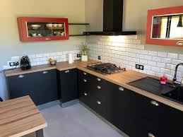 Chaises avec pieds en bois. Cuisine Bois Et Noir Une Tendance A Adopter Comera Cuisines