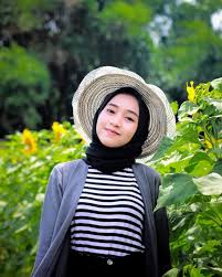 Tanaman ini memiliki ciri khas mempunyai bunga berwarna kuning cerah seperti matahari. Sunflower Garden Destinasi Kebun Bunga Matahari Yang Hits Di Kediri Instagramable Banget Deh