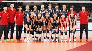 时隔12年，中国女排再度杀入奥运决赛。 惠若琪的一记探头球，让全场屏住呼吸。 一个高速旋转的排球，勾连起几代排球女将的热血与青春。 中国女排三十余年的沉浮图景被缓缓拉开。 详细. Twkz2wyvjpldxm