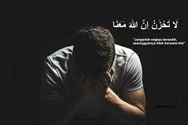 La tahzan, innallaha ma'ana artinya janganlah engkau bersedih, sesungguhnya allah swt bersama kita. Arti La Tahzan Innallaha Ma Ana Dan Tulisan Arabnya Yang Benar