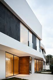 Weisse Fassade Fur Ein Modernes Und Geschmackvolles Haus Weiss Als Die Beste Fassadenfarbe Fur Ihr Zuhaus Architecture Modern Architecture Amazing Architecture
