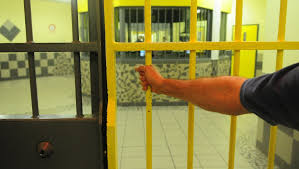 Plus tard dans la soirée, les deux personnes ont été relâchées l'une après l'autre. Fin De La Prise D Otages Dans La Prison De Conde Sur Sarthe Les Deux Surveillants Liberes Midilibre Fr