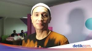 Lewat instagram story miliknya, pesinetron itu hanya mengunggah foto tanganya yang menggenggam tangan gary yang dipasangi jarum infus. Gary Iskak Disebut Sakit Kanker Hati Kenali Penyebab Dan Faktor Risikonya Idnbuzz