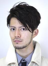 メンズ 大人ツーブロック前下がりショート gokan omotesando の髪型 ヘアスタイル ヘアカタログ 2019春夏 メンズ ヘアスタイル メンズ ヘアスタイル ツーブロック メンズヘアカット