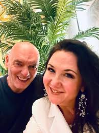 Choć ze szczytu sztuka strąci Cię na parter … to jeśli ją kochasz idź w  zaparte … EVIVA L'ARTE” Poruszyły mnie dzisiaj te słowa nowej piosenki  Jacka Cygana do muzyki Jerzego Sobeńki