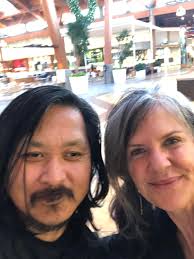 I'm in love with this woman's voice, she's an excellent voice actress  (Jennifer Hale)💯💜