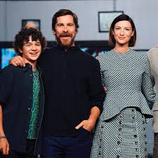 Many emotional moments have also come with miles's part wife molly (catriona balfe) and son peter (noah geup), so he proves to be a killer on the race track. Noah Jupe Christian Bale E Caitriona Balfe Na Coletiva De Imprensa De Ford V Ferrari Que Aconteceu Ontem Noah Jupe Christian Bale Noah Jupe Ford Vs Ferrari
