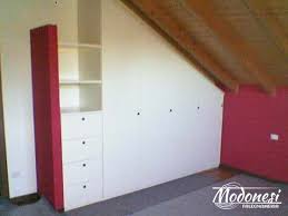 L'azienda è specializzata nella realizzazione di armadi su misura, armadi ponte, strutture speciali, armadi per nicchie, sottotetti e qualsiasi tipologia di libreria o armadio contenitivo anche per ufficio. Armadio Su Misura In Legno Per Una Mansarda Piccola