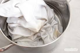 Da gebissreiniger buntwäsche ausbleichen könnte, sollte er lediglich bei weißer wäsche verwendet werden. Gelbe Achsel Flecken In T Shirts Entfernen Smarticular Net