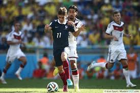 À deux minutes du coup d'envoi du choc entre la france et l'allemagne à munich, un parachutiste, activiste de greenpeace, s'est invité sur la pelouse de la football arena ! Photos Foot Antoine Griezmann 04 07 2014 France Allemagne 1 4 Definale De La Coupe Du Monde
