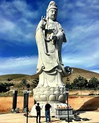 Dewi kwan im (avalokitesvara bodhisattva) adalah buddha yg menolak masuk serta menikmati nirwana dan memilih tinggal di dunia utk membantu krn masih mendengar tangisan penderitaan manusia. Ajaran Mantra Dewi Kwan Im Home Facebook