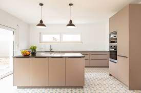 Der wunsch nach einer schönen und schnittfesten küchenarbeitsplatte wird von uns in geradezu idealer weise erfüllt. Ballerina Lavagrau Mit Schwarzer Griffleiste Und Arbeitsplatte Aus Granit 1771 Contemporary Kitchen Frankfurt By Lang Kuchen Accessoires