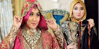Ia memamerkan karya pertamanya di kaftan festival westfield, london, inggris. Sama Sama Desainer Hijab Terkenal Anniesa Hasibuan Pernah Ribut Dengan Dian Pelangi Planet Merdeka