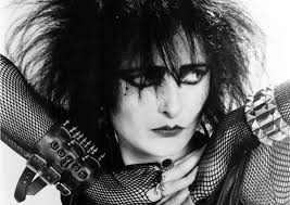 Staffel 2, Folge 2 auf der Halloween-Party. Was war das für ein Kostüm?  Joan Jett? Das Make-up verwirrt mich. : r/StrangerThings