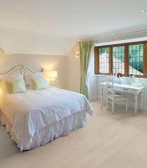 Helle Eichendielen In Gemutlichem Schlafzimmer Der Stil Ist Etwas Rustikal Und Romantisch Gehalten Echtholz Schlafzimmer Ideen Gemutlich Helle Eiche Fussboden