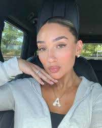 Alanna Saenz's Instagram, Twitter & Facebook