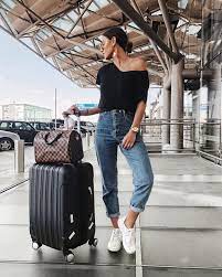 A Imagem Pode Conter Uma Ou Mais Pessoas Pessoas Em Pe Sapatos E Atividades Ao Ar Livre Flight Outfit Fashion Comfy Airport Outfit