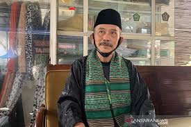 Ada banyak model baju gamis batik kombinasi satin terbaru yang dapat anda jadikan inspirasi dan referensi termasuk model baju gamis yang diatas. Ketum Perguruan Pencak Silat Komjen Sigit Satukan Pendekar Se Banten Antara News