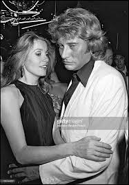De piepjonge catherine deneuve en johnny hallyday, op de set van les parisiennes, de film waar de vonk oversloeg. Catherine Deneuve Johnny Hallyday Johnny Hallyday Deneuve Catherine Deneuve