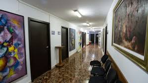 Facultatea de medicină dentară din iaşi, împletind armonios tradiţia, simbol al fundamentalului şi stabilităţii, cu valenţele de nou, de avangardă, de exigenţă europeană, îşi deschide porţile celor ce vor deveni studenţii ei. AcasÄ Universitatea Apollonia
