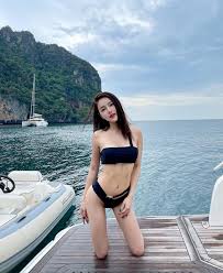 2530 ผ่านงานในวงการบันเทิงมาแล้วมากมายทั้งเป็นนักแสดง นักร้อง พิธีกร และดีเจ Krmsbvfa Vio9m