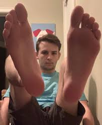 Alphacorban shows off his bare soles - Male Feet Blog