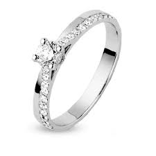 Le choix d'une bague de fiançailles ne se fait pas à la légère. Bague De Fiancailles Oxana Accompagnee De Diamants 4s136 0 20