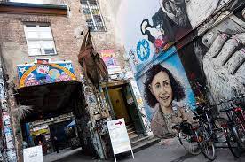 Diese ist ziemlich klein aber wirkungsvoll. Versteckt Am Hackeschen Markt Das Anne Frank Zentrum