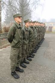 Der einheitliche farbton des kampfanzugs kaz03 soll dabei einem modernen fleckentarnmuster weichen. Bundesheer Fussballtrikot Gegen Uniform Top Facebook