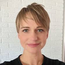 Carrie Winfrey's Instagram, Twitter & Facebook