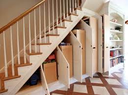 Jika tangga berhadapan dengan ruang keluarga atau ruang tamu, menjadikan area bawah tangga sebagai tempat rak tv bisa jadi solusi yang menarik. Desain Lemari Bawah Tangga Solusi Untuk Rumah Kecil