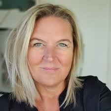 Hi all, my sister is getting married in Lake Garda in 2025 and I am helping  her plan. They are looking to host an informal dinner/drinks (buffet, bbq  style etc) for around