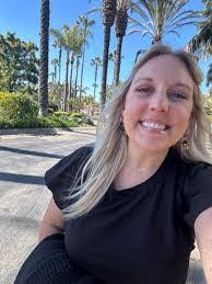 Laura Deer's Instagram, Twitter & Facebook