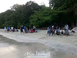 Aku berdiri melepaskan semua pakaianku. Kau Ilhamku 2016