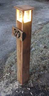 Instructions Sur La Facon De Construire Une Lampe De Jardin Avec Un Bocal En Verre Et Palettes Nel 2020 Lampade Pallet Fai Da Te Progettazione Di Cortili