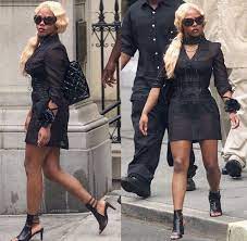 Browse 114 aaliyah funeral stock photos and images available, or start a new search to explore more stock photos and images. Tani On Twitter Lil Kim Aaliyah S Funeral 2001