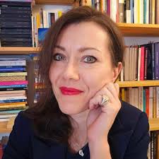 𝗦𝗢𝗡𝗢 𝗨𝗡𝗔 𝗘𝗗𝗜𝗧𝗢𝗥, 𝗡𝗢𝗡 𝗦𝗢𝗡𝗢 𝗨𝗡'𝗔𝗠𝗜𝗖𝗔! (semicit.)  Potremmo parafrasare in questo modo il titolo della celebre canzone di  Rosanna Fratello 𝘚𝘰𝘯𝘰 𝘶𝘯𝘢 𝘥𝘰𝘯𝘯𝘢, 𝘯𝘰𝘯…