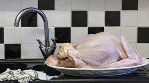 Puede servirte para esperar sin cocinar hasta la próxima comida que tengas planificada. Lavar O No Lavar El Pollo Crudo Resurge La Polemica Sobre Que Hacer Antes De Cocinar El Ave Bbc News Mundo